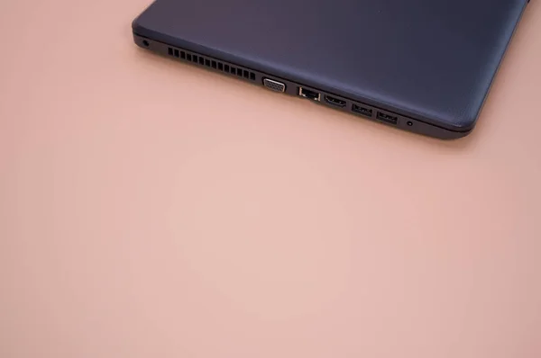 Laptop Diisolasi Pada Latar Belakang Persik Dengan Ruang Kosong Untuk — Stok Foto