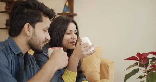 Närbild Ett Ungt Indiskt Par Som Dricker Kaffe Inomhus — Stockfoto