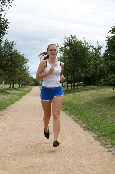 Genç Beyaz Bir Kadın Sabah Spor Yapıyor Koşuyor Sağlıklı Yaşam — Stok fotoğraf