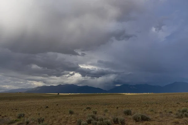 Ett Landskap Äng Täckt Torkat Gräs Omgivet Kullar Stormig Himmel — Stockfoto