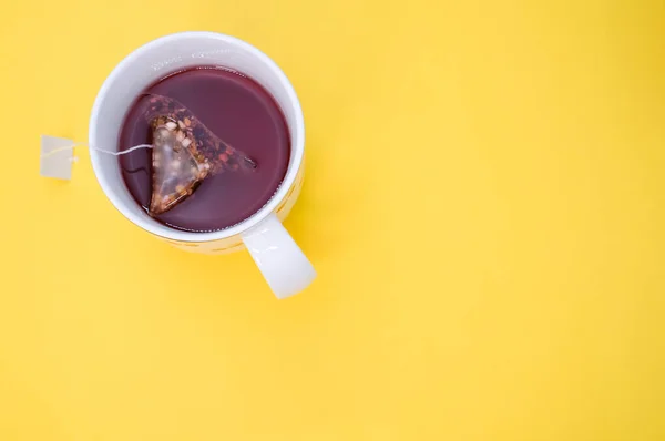 Eine Nahaufnahme Einer Tasse Tee Isoliert Auf Einem Gelben Hintergrund — Stockfoto
