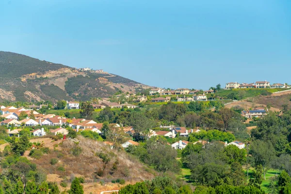 Une Ville Avec Des Maisons Résidentielles Entourées Collines — Photo