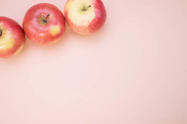 Ένα Κοντινό Πλάνο Φρέσκα Μήλα Απομονωμένα Ροζ Φόντο Copyspace — Φωτογραφία Αρχείου