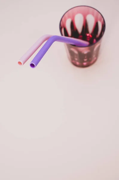 Copo Com Palhas Reutilizáveis Coloridas Isoladas Fundo Rosa Com Espaço — Fotografia de Stock