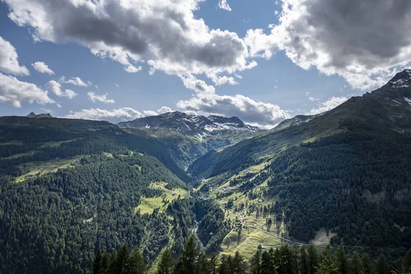 Een Prachtig Uitzicht Een Bergachtig Landschap Met Groen — Stockfoto