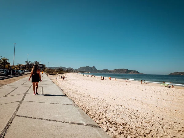 Вид Сзади Женщины Идущей Мощеной Дорожке Вдоль Песчаного Пляжа — стоковое фото