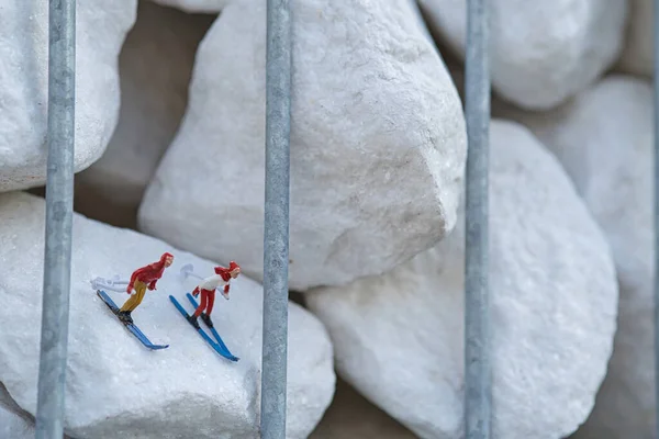 Miniatuurfiguren Als Skiërs Die Neerdalen Ski Witte Steen — Stockfoto