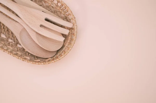Ein Tablett Mit Kochlöffeln Und Gabel Isoliert Auf Rosa Hintergrund — Stockfoto