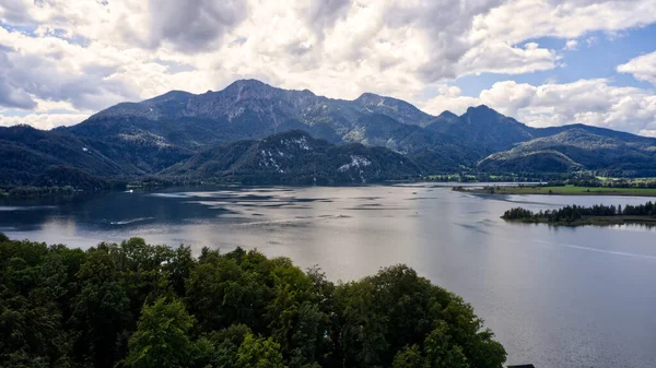 山や森に囲まれた美しいクリスタル湖 — ストック写真