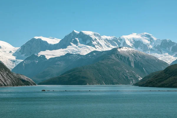Ein Schöner See Vor Dem Hintergrund Der Schneebedeckten Berge — Stockfoto