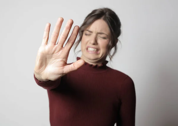 Ein Seichter Fokus Eines Angeekelten Ungarischen Mädchens Das Seine Handfläche — Stockfoto