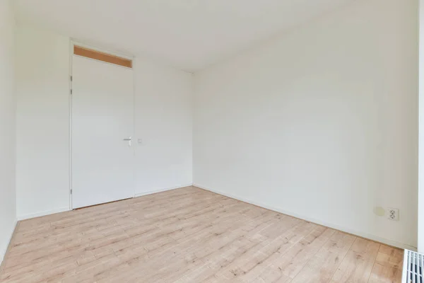 白い壁と木製の床のある空の部屋 — ストック写真