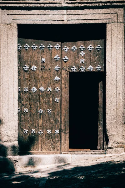 Vertical Shot Rusted Wooden Door Beautiful City Toledo Spain Warm — Stock Photo, Image