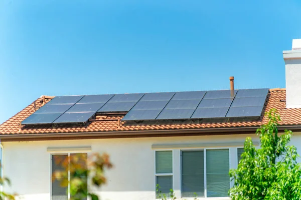 Una Casa Con Paneles Solares Techo — Foto de Stock