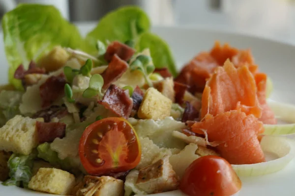 Gros Plan Une Délicieuse Salade Saumon Avec Croûtons Légumes Dans — Photo