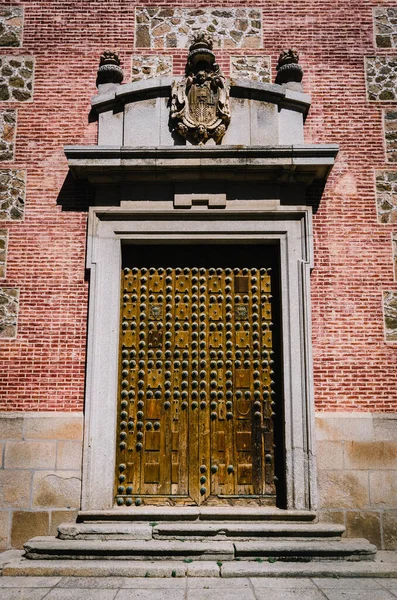 Μια Κάθετη Λήψη Μιας Όμορφης Πόρτας Αντίκα Ένα Κτίριο Κόκκινα — Φωτογραφία Αρχείου
