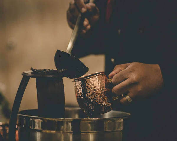 Enfoque Superficial Hombre Recogiendo Vertiendo Una Bebida Caliente Una Taza — Foto de Stock