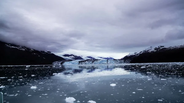 Lago Ghiacciato Riflettente Con Poca Neve Sotto Nuvole — Foto Stock