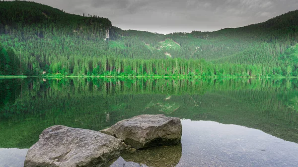 Nahaufnahme Einer Landschaft Mit Ruhigem See Und Felsen Mit Grünen — Stockfoto