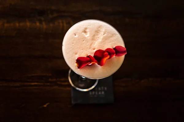 Primo Piano Bicchiere Espresso Martini Cocktail Con Petali Commestibili Sul — Foto Stock