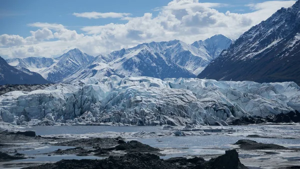 Lake Mountain Range Covered Snow — 图库照片