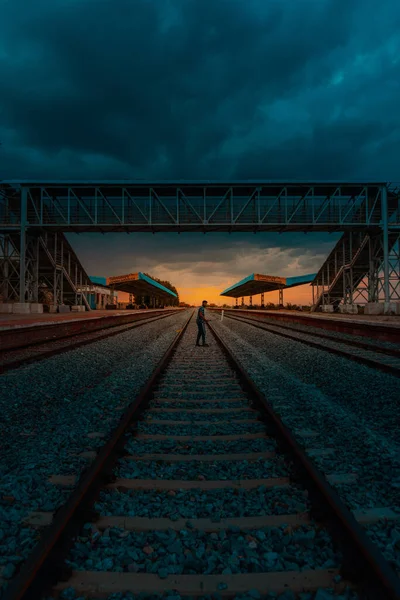 Una Toma Vertical Vías Férreas Puente Acero Peatonal Durante Atardecer — Foto de Stock