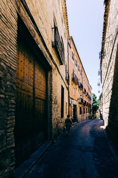Tiro Vertical Beco Escuro Bela Cidade Toledo Espanha Dia Quente — Fotografia de Stock