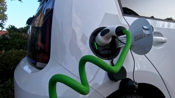 Elektrikli Araba Şarj Oluyor Elektrikli Araç Şarj Portu Fişi Takılı — Stok video