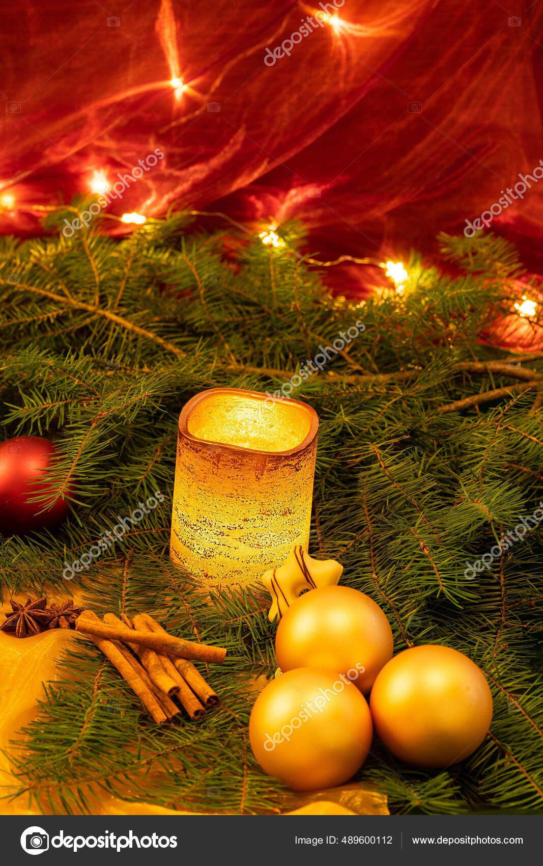 Die Dekoration Für Weihnachten Eine Glühende Kerze Zimt Und Leuchtende -  Stockfotografie: lizenzfreie Fotos © Wirestock 489600112