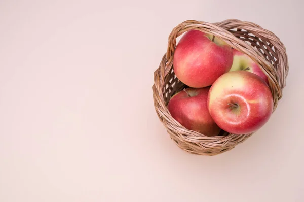 Ένα Καλάθι Κόκκινα Μήλα Απομονωμένα Ροζ Φόντο — Φωτογραφία Αρχείου
