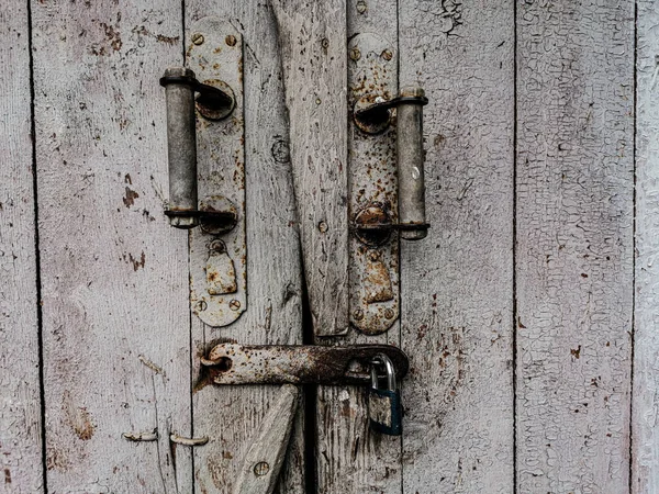 Primer Plano Una Vieja Puerta Granero Madera Con Asas Hierro — Foto de Stock