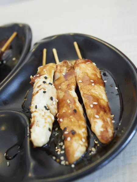 Vertical Shot Deliciously Cooked Yakitori Dish Black Plate — 图库照片