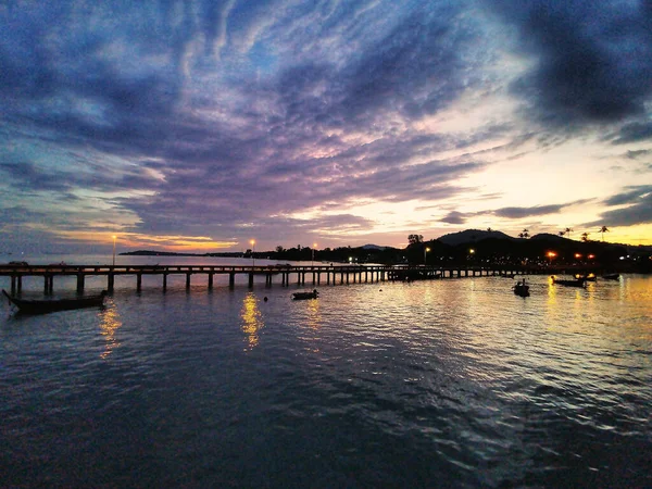 日落天空背景下的港口美景 — 图库照片
