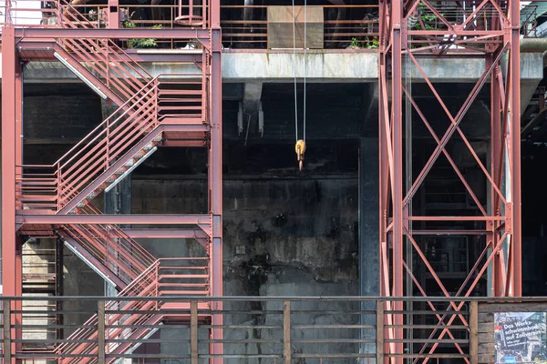 ドイツ エッセン 2021年7月16日 ドイツ ノルトライン ヴェストファーレン州エッセン 2021年7月16日 ユネスコ世界遺産ゼッヘ ゾルヴェラインのコークス工場内の鋼製階段 — ストック写真