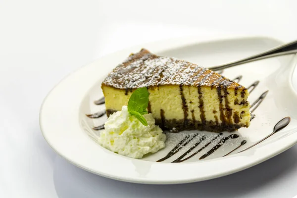 Ovanifrån Cheesecake Med Vispgrädde Mynta Isolerad Vit Bakgrund — Stockfoto