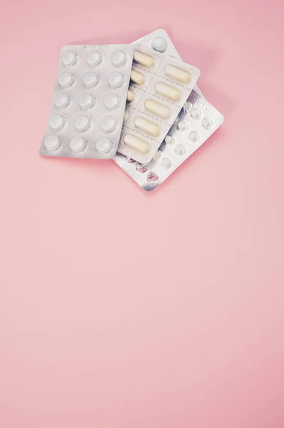 Vertikální Injekce Léku Tobolky Blistru Izolovaném Růžovém Pozadí — Stock fotografie