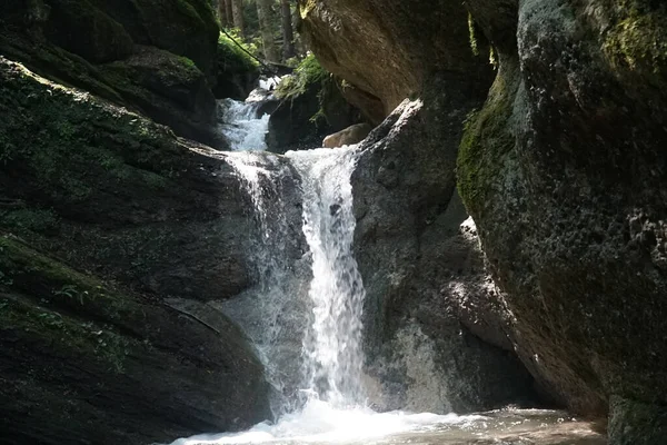 Una Cascata Una Zona Rocciosa — Foto Stock