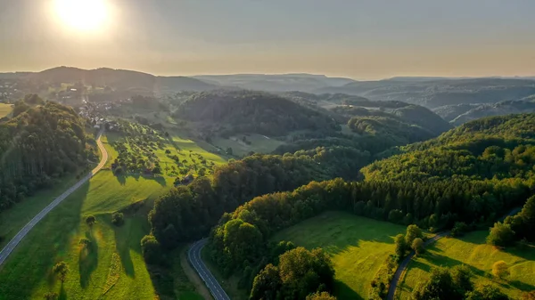 Yeşil Sık Ormanların Havadan Görünüşü Güneşli Bir Günde Yol — Stok fotoğraf