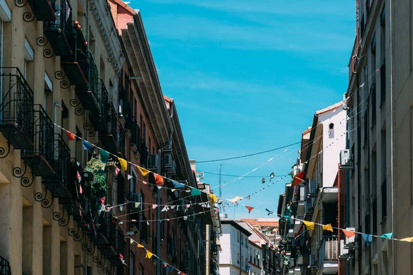 Primer Plano Banderas Cinta Colores Colgando Los Edificios Lavapies Madrid —  Fotos de Stock