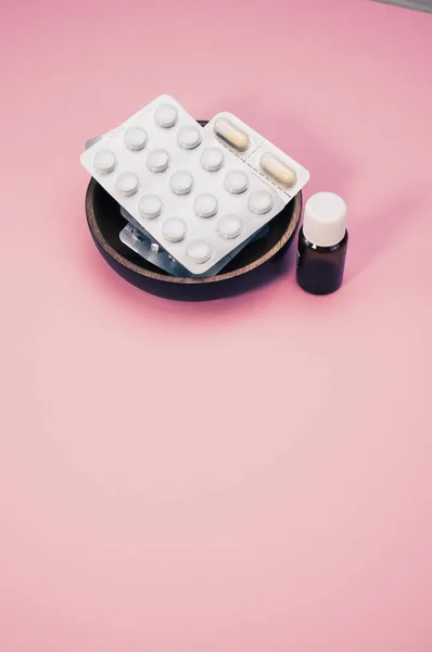 Een Kom Met Medicijntabletten Capsules Flessen Geïsoleerd Een Roze Achtergrond — Stockfoto