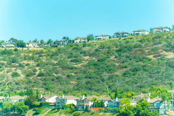 Pueblo Con Casas Residenciales Rodeadas Colinas — Foto de Stock