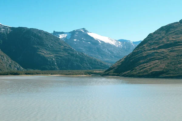 Belo Lago Fundo Montanhas Nevadas — Fotografia de Stock