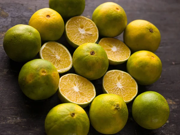 Gros Plan Citrons Frais Tranchés Sur Une Surface Bois — Photo