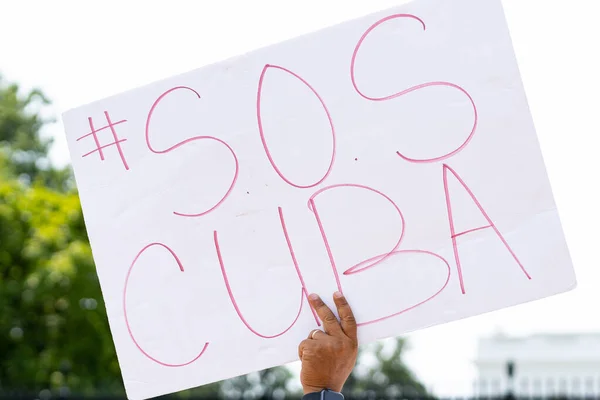 ワシントンDc 2021年7月15日 米国ワシントンD のホワイトハウスの外で Sosキューバ の看板を掲げる抗議者 — ストック写真