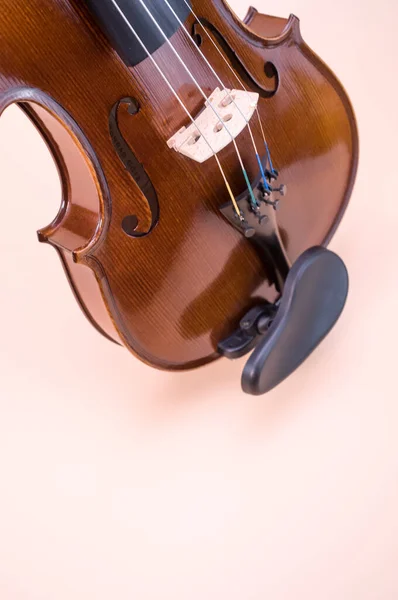 Violino Isolato Sfondo Rosa Con Spazio Libero Testo — Foto Stock