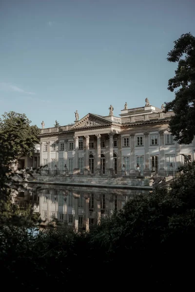 Eine Vertikale Aufnahme Des Gebäudes Der Alten Orangerie Lazienki Park — Stockfoto