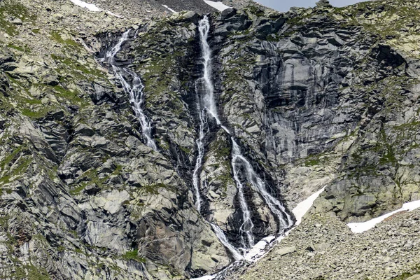 Краєвид Красивими Скельними Утвореннями Тече Вода — стокове фото