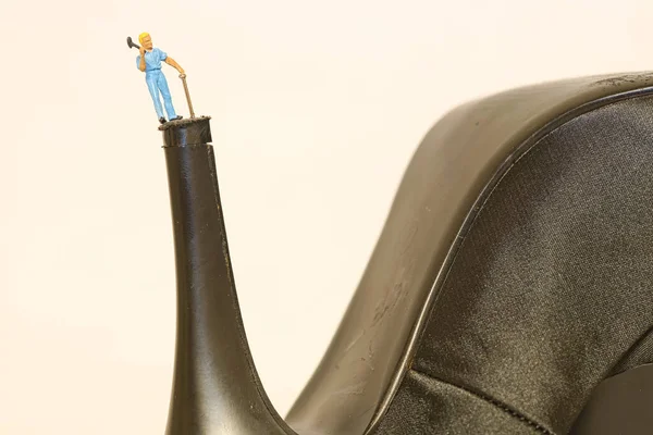 Une Figurine Miniature Artisan Chaussures Debout Sur Talon Concept Abstrait — Photo