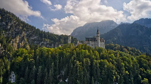 Belo Castelo Neuschwanstein Topo Uma Colina Coberta Por Densas Florestas — Fotografia de Stock