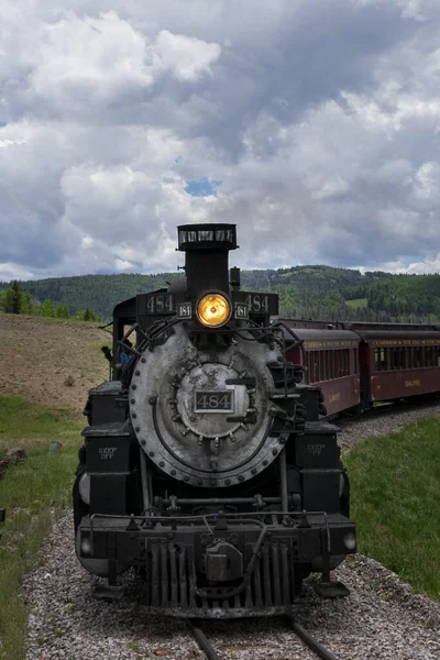 Pionowe Ujęcie Cumbres Toltec Scenic Railroad Torach Polu Pod Zachmurzonym — Zdjęcie stockowe